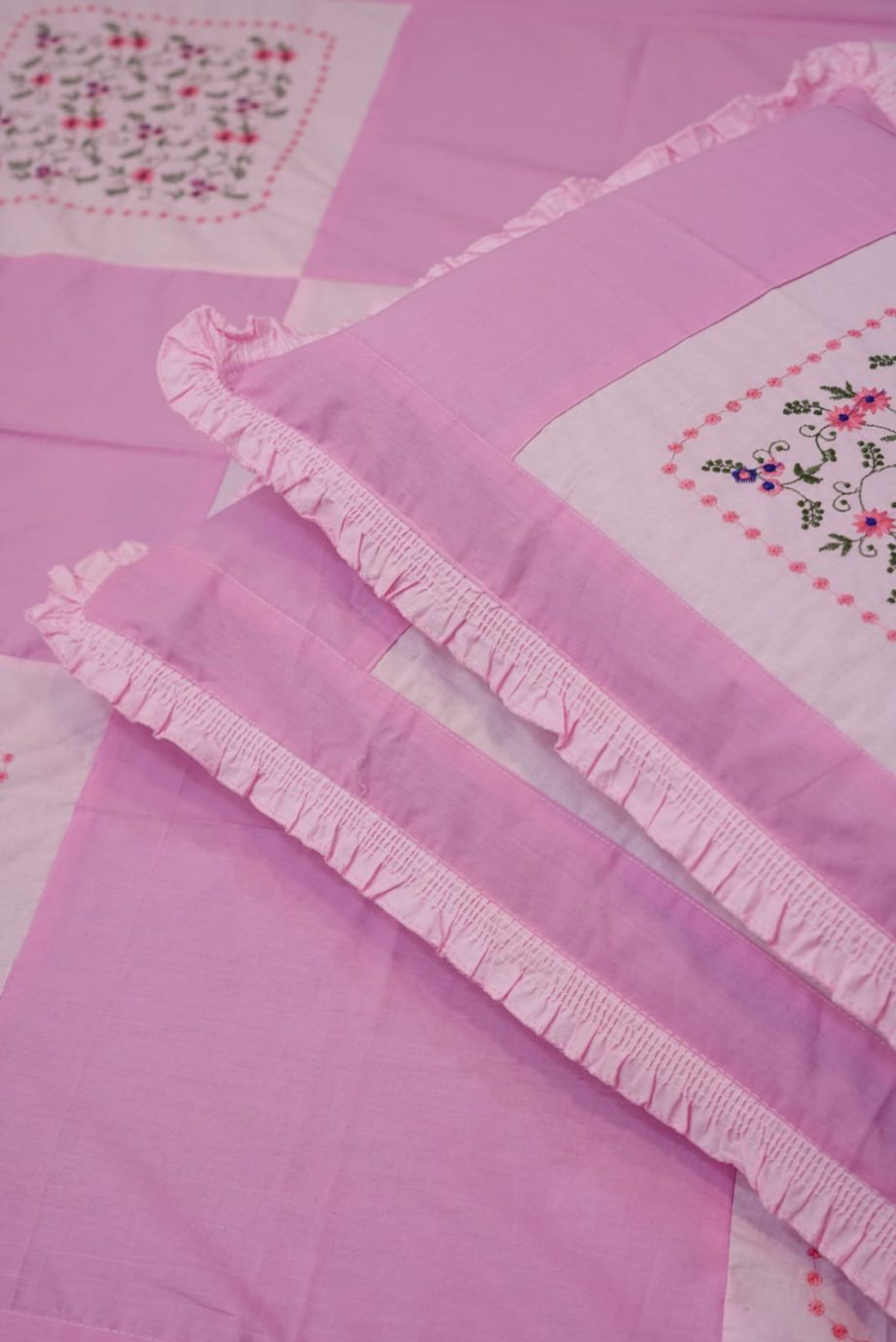 Queen :Hand embroidery bedsheet