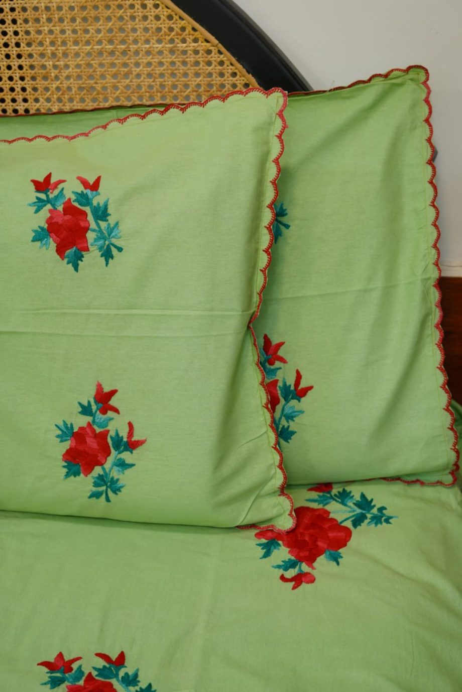 Queen :Hand embroidery bedsheet